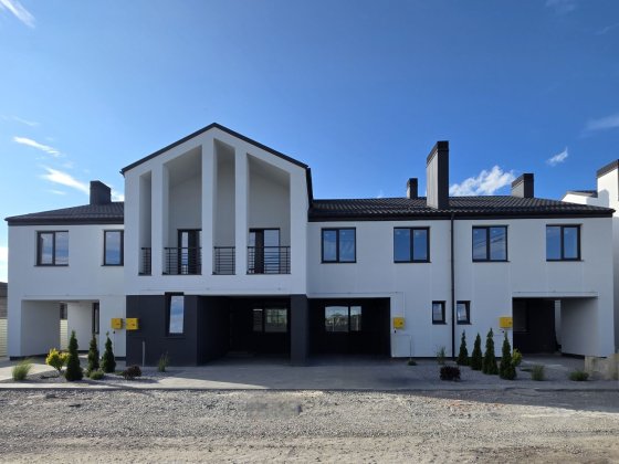 Кутовий таунхаус на Військбуді . Частково внутрішні роботи. Біла Церква