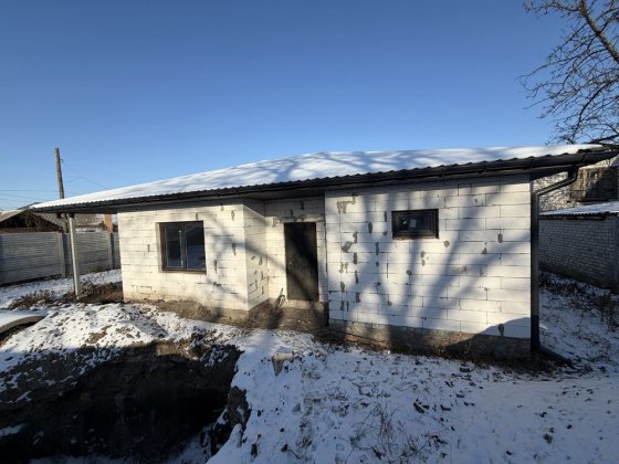 Продаж будинку без внутрішніх робіт (газ, світло, вода в будинку)