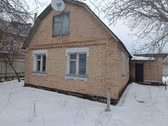 Продам будинок з ділянкою 5 соток. Є газ, центр. вода, єлектрика. Ирпень