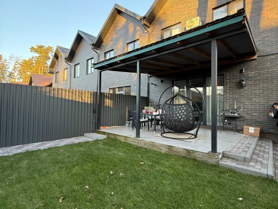 Продам Кутовий Таун з Ремонтом в Лісовій Бучі. Ділянка 3 сотки. Буча