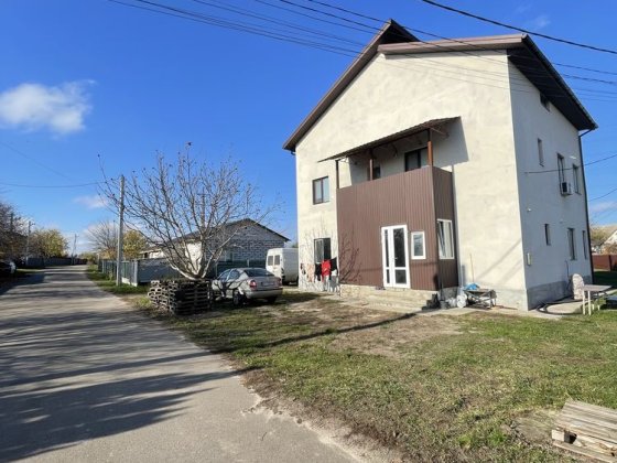 Продаж капітального триповерхового будинку в житловому районі міста Бориспіль
