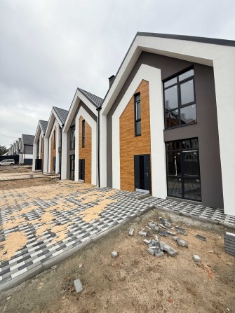 Продам Таунхаус в Лісовій Частині Міста. Передні Двори Ділянка 1.7 сот - фото 1