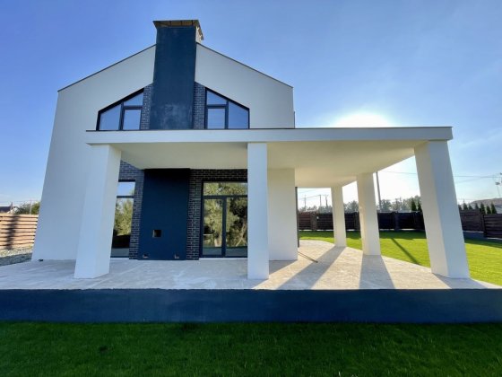 Будинок з терасою біля озера неподалік Бучанського парку Буча