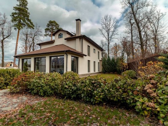 Затишний будинок у центрі Бучі з якісним ремонтом ландшафтним дизайном Буча