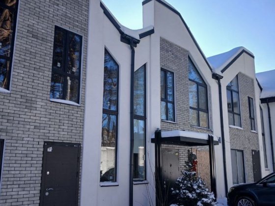 Продаж ТАУНХАУС з ремонтом в оточенні сосен Ирпень