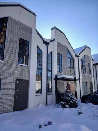 Продаж ТАУНХАУС з ремонтом в оточенні сосен - фото 1