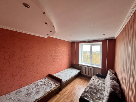 Здається 2 кімнати в тьохкімнатній квартирі (підселення).