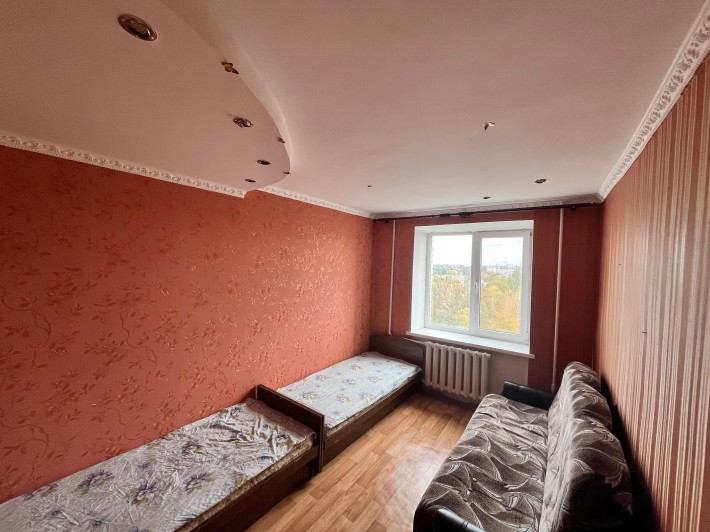 Здається 2 кімнати в тьохкімнатній квартирі (підселення). - фото 1