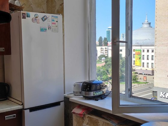 Шукаємо сусідку у 3-к. квартиру на Гончара! Кімната з балконом, центр