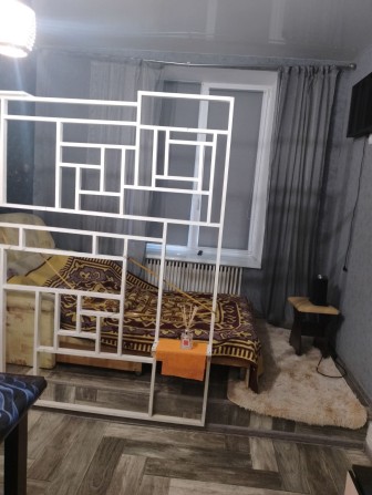 Сдам квартиру-студию ул.Библика,41, этаж 1/2 Евроремонт - фото 1