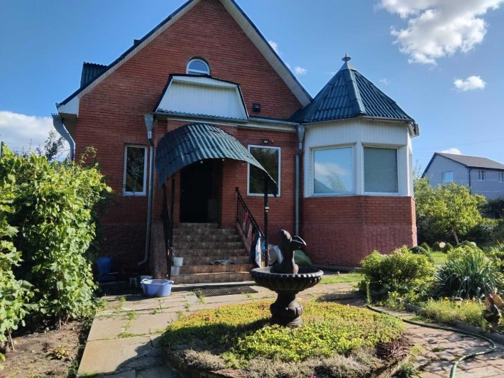 Затишний цегляний двоповерховий будинок в Хлепчі. - фото 1