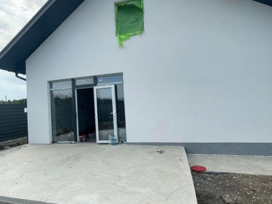 Шкарівка.Відразу при вїзді розташований будинок. Шкарівка