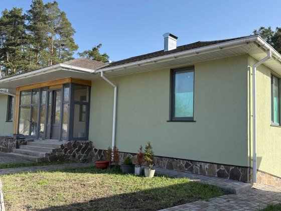 Продам котедж 480м  с.Шпитьки 17 км по Житом. трасі 15с.біля озера Шпитьки