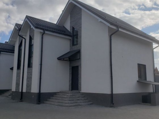 Люксовий двохповерховий таунхаус на березі озера у клбуному комплексі Шевченкове