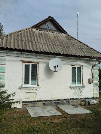 1/2(одна друга) частка садиби в селі Оситна з госп - побут будівлями - фото 1