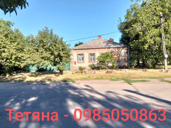 Будинок у центрі Бобринця з гостьовим будиночком та гаражем