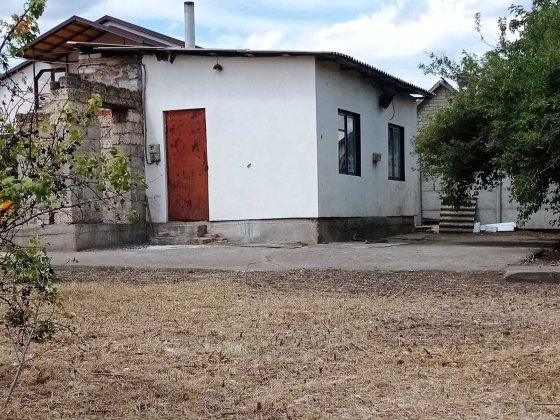 Продам небольшой дом.Земельный участок 16соток на Ласточке Кривой Рог