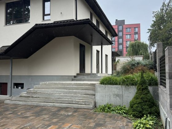 Двоповерховий новий будинок з підвалом бомбосховищем) в центрі Ірпеня Ирпень