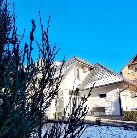 Будинок з басейном і гаражем на 2 авто - фото 1