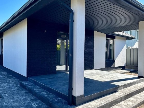 Одноповерховий будинок з авто навісом. Місто Буча Буча