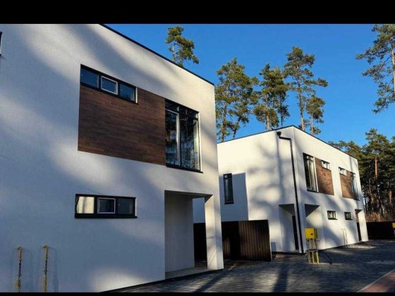 Дуплекс з новим дизайнеоським ремонтом! Закрита територія! Газ! Буча