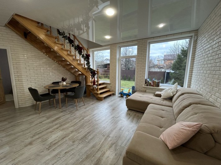 Будинок з гарним ремонтом та меблями в мальвничій Бучі - фото 1