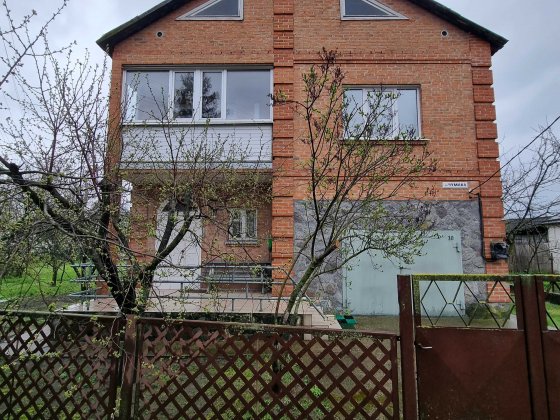 Двоповерховий цегляний будинок Полтава