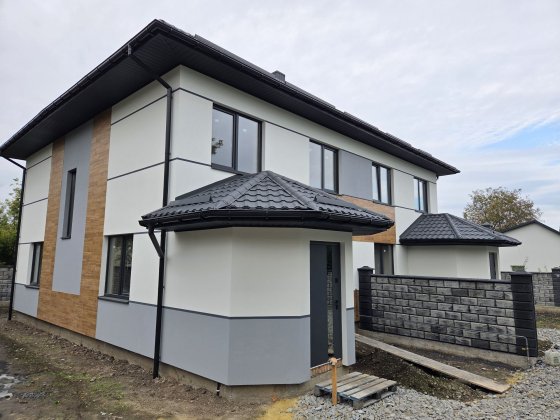 Власник. Продам котедж м.Рівне  вул.Залізнична 5/а Басівкут. Ровно