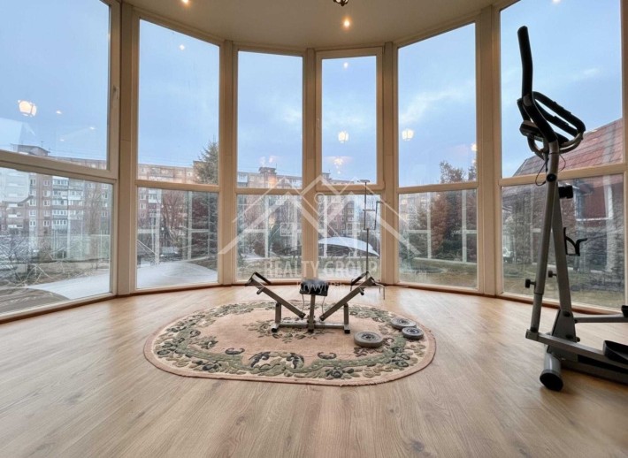 Продаж великого будинку в центрі міста - фото 1