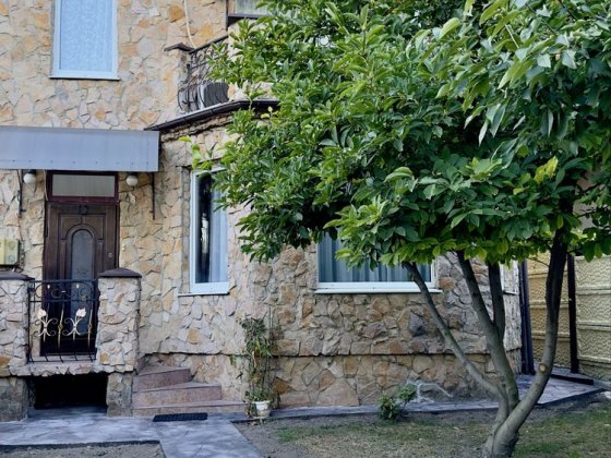 Продаю затишний окремий двоповерховий будинок поблизу центру  міста Рівне