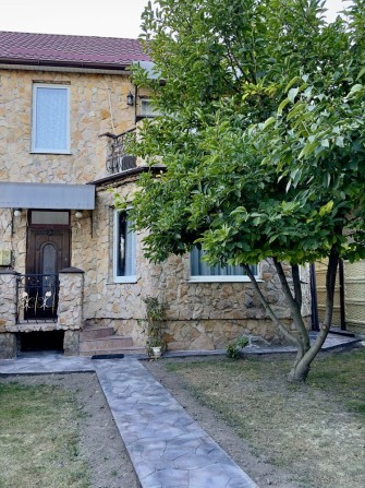 Продаю затишний окремий двоповерховий будинок поблизу центру  міста - фото 1