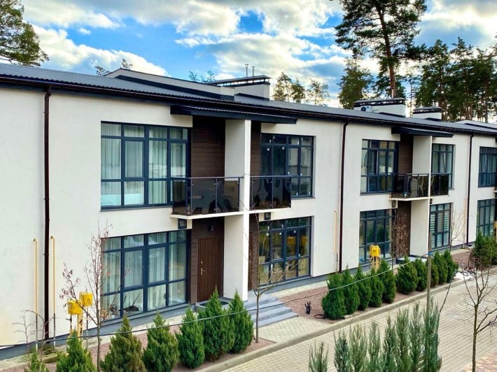 Таунхаус з ВЕЛИКОЮ власною ДІЛЯНКОЮ в закритому містечку з БАСЕЙНОМ ! - фото 1