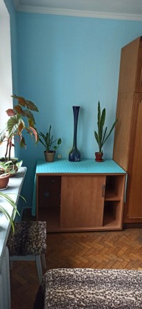 Шулявка,комната в квартире, 2соседа, 1этаж,остановка 2мин, метро10мин - фото 1