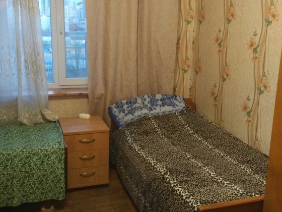 подселение (место в комнате) для женщины НЕ курящей, м. Харьковская Киев