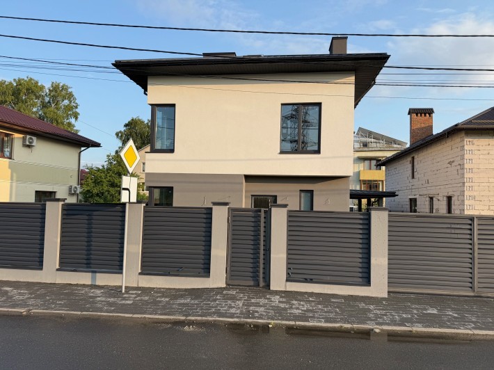 Продаж якісного будинку в Брюховичах зі всіма центральними комунікац. - фото 1