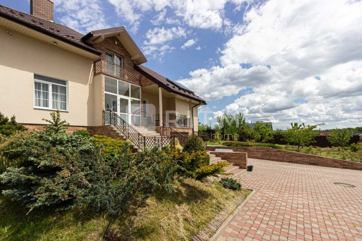 Продаж будинок з ремонтом 320м2 в с. Сокільники, вул. Довбуша. - фото 1