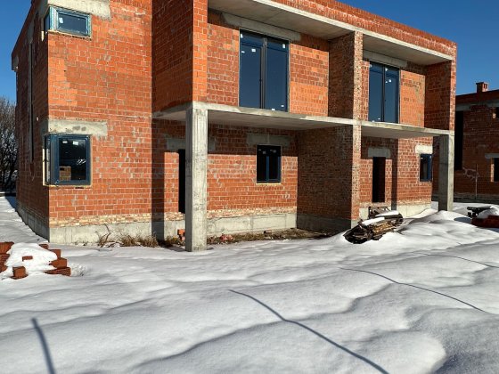 Продаються котеджі у с.Зубра у новому районі поруч з лісом Зубра