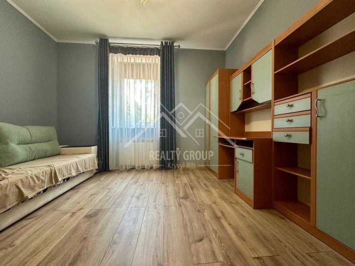 Будинок у центрі міста з гостьовим будинком та великою ділянкою - фото 1