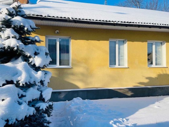 Продам частину будинку в хорошій локаціі, лінії. Ровно