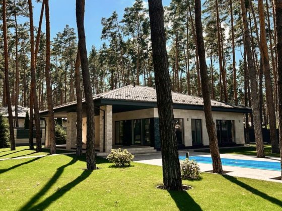 Казковий будинок в Бучі з басейном посеред  сосен. Ділянка 15 соток!!! Буча