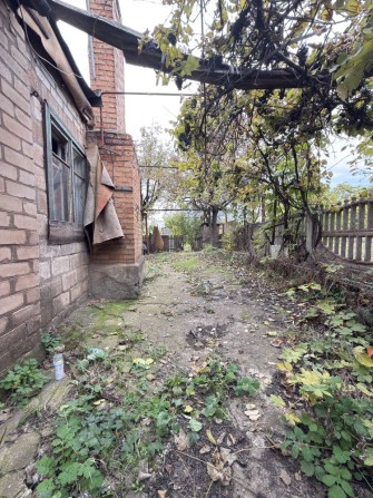 Продам ділянку у центрі міста з невеликим домом - фото 1