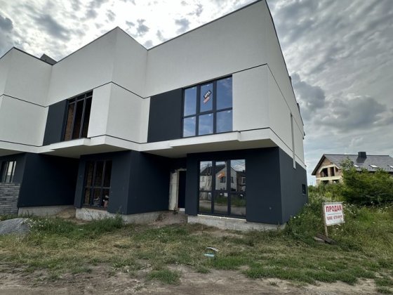 Кутовий котедж, Щасливе Ровно