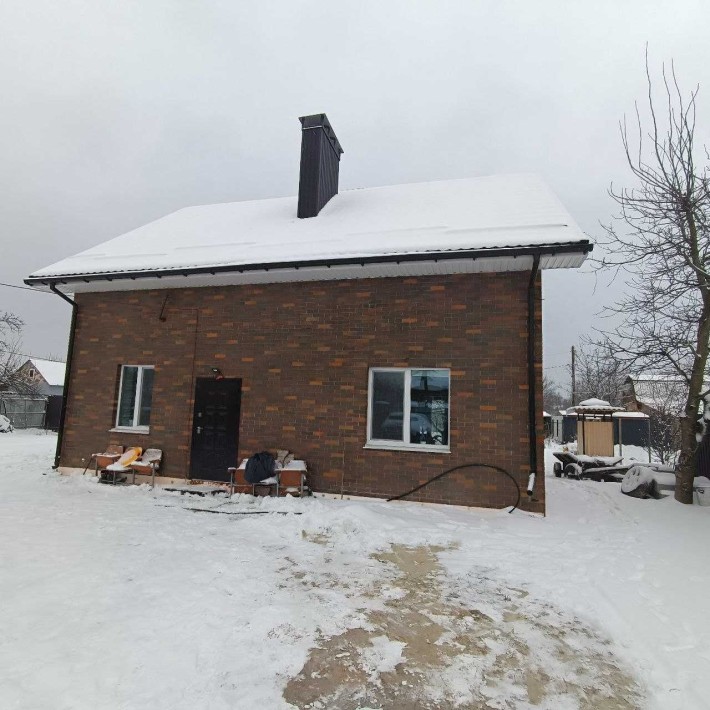 Продаж цегляного будинку з двома поверхами та великим подвір'ям - фото 1