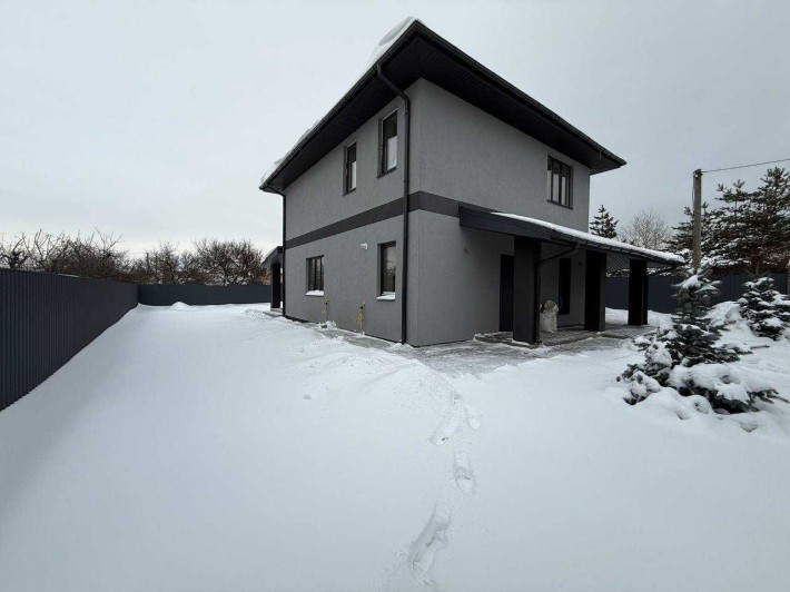 Стильний двоповерховий будинок з терасою в Бучі - фото 1