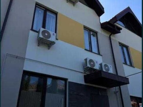 Продається таунхаус з якісним сучасним ремонтом у Червоному Хуторі Лиманка