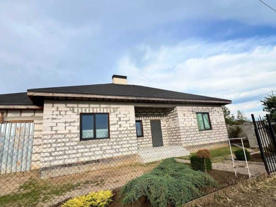 Продам дом новой постройки в селе Фонтанка на 10 сотках земли