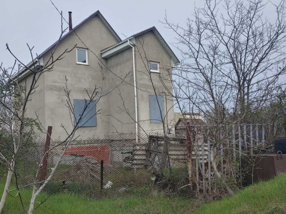 У продажу ділянка  12.  соток з капітальною коробкою