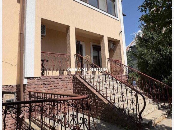 Продається двоповерховий будинок у Фонтанці Фонтанка