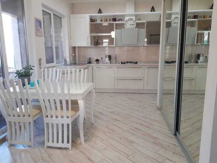 Продам отличный дом в Совиньоне. - фото 1