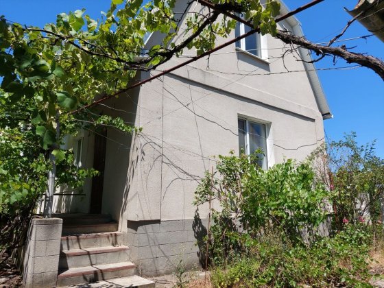 Продам будинок на 12 соток землі в центрі пгт. Великодолинское